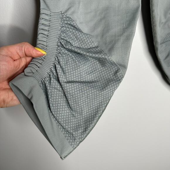 Lululemon Women's Early Grey Awakening Crop Taryn Toomey Collection 17" Size 8 - Picture 4 of 7